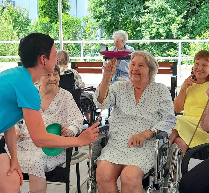 Roztočili jsme to s talíři na zahradě